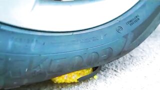 Esmagando coisas crocantes e macias de carro! CARRO EXPERIMENTAL vs BOLA DE FOLHA DE ALUMÍNIO