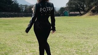 Pero no la beses como a mi .No la beses