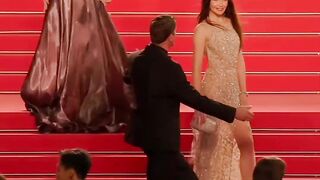 This is the worst ever Red carpet entrance