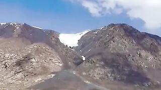 Crazy_Video__Massive_Avalanche_Strikes_Photographer_While_Camera_Rolls