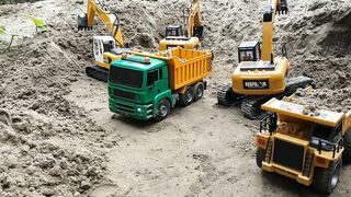 RC Excavator fills sand into rc trucks
