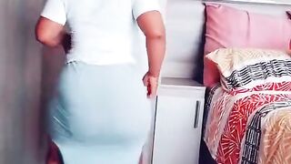 Amazing Dance Moves – Watch Her Shake It!"