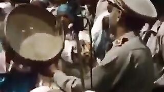 شاهذ لأول  مرة الحسن الثاني  رحمه الله يضرب البندير ويرقص