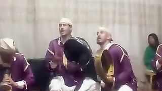 لي تيشطح مادرك لحيتو