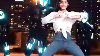 Chammak_challo_in_Dubai_@BeatsWithHarnidh__#chammakchallo_#shinescreed_#bollywood_#indian_#dance(360p).