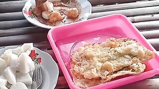 Menikmati Suasana Pantai Saat Senja