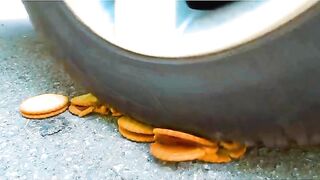 Esmagando coisas crocantes e macias de carro! EXPERIMENT CAR vs COCA COLA M&M