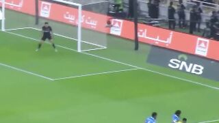 القائم يحرم رونالدو من هدف تاريخي