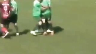 Le pegan a una arbito en partido