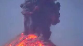 Epic Volcanic Eruption in Hawaii: Nature's Fiery Spectacle!