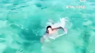 Акула напала на катер