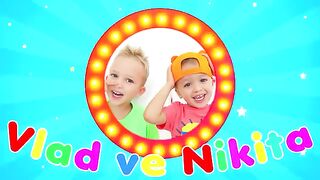 Vlad_ve_Nikita_dışarıda_oyuncak_bebeklerle_oynuyor.(360p).
