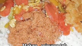 Nasi oseng sosis tabur abon