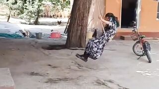 إمراة مسنة تستمع فحياتها