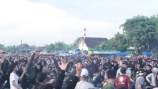 Penonton tawuran