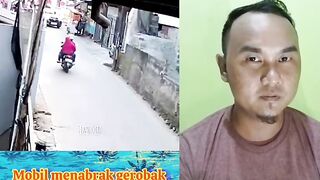 Mobil menabrak gerobak