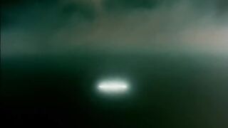 01 La bandera pirata ondea en el espacio