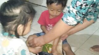 eps 050 | baby is opening his mom's online package