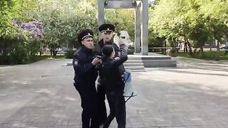 В НОВОСИБИРСК АРЕСТУВАНИ ЗАРАДИ РОЖДЕНИЯТ ДЕН НА НАВАЛНИ