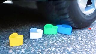 Esmagando coisas crocantes e macias de carro! CARRO EXPERIMENTAL vs Tide Pods