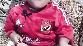 طفل معاق يحب ويشجع نادي الأهلي المصري