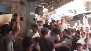 Palestinian journalist attacked by right-wing ‘Jerusalem Day’ marchers | Al Jazeera Newsfeed