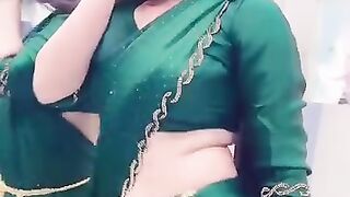 Achi lagti ho jab Tum ahse dekhti ho green saree fashion with charming dance moves