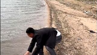 See and lough how foolish man #Foolish #commedy #viral #mostfunny