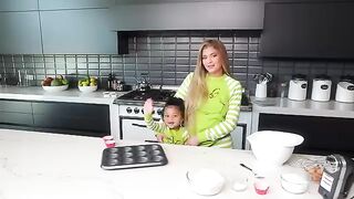 Kylie Jenner: Grinch Cupcakes with Stormi