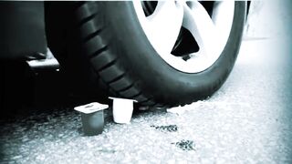 Esmagando coisas crocantes e macias de carro! CARRO EXPERIMENTAL vs M&M 2