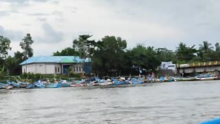 Wisata naik perahu menganti 2