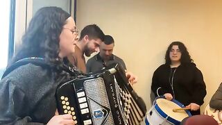 Vejam como esta juventude, incluindo a grande Olívia na concertina toca fabulosamente bem..