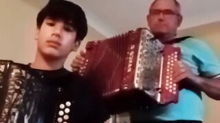 Tiagp de Merufe a mais o seu avô a tocarem esta bonita modinha..