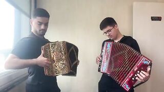 Vejam como esta fabulosa dupla toca lindamente concertina..