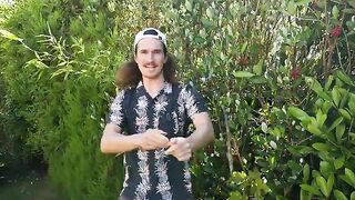 LE_CONCEPT_SURF_MOUSTACHE_!__EN_30_SECONDES_(360p).