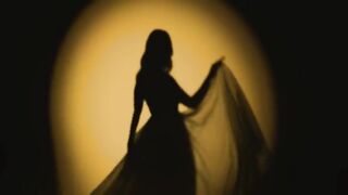 Elsa Esnoult - Comme une petite fille (Clip officiel)