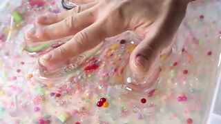 Playing with slime so satisfying