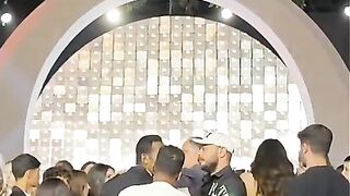 عمرو دياب يصفع شخص أراد التصوير معه ????!
