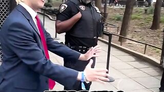Very funny he looking like Donald Trump ????