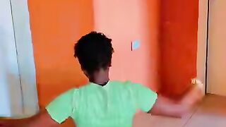 Amazing: See How She rolls Her Waist#Dancequeen