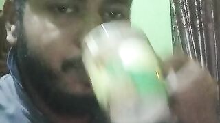 আমি যখন চা খায়।