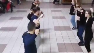 Apreciem estes jovens como dançam bem..