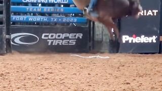 Ezekiel Mitchell gets hung up at the PBR Teams event in Fort Worth #roydinges