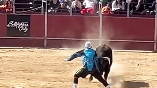 COGE A USE Y SALTA EL TORO AL CALLEJÓN!  BULLFIGTHING