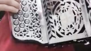 Enjoy this magnificent modinha very well played by the artist Sérgio Pereira