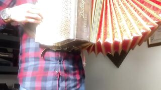 Enjoy Filipe de Oliveira, the great master of the concertina!