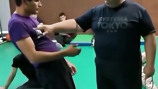 Сила смеётся