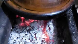 Tajine marocain sur les montagnes de l'Atlas