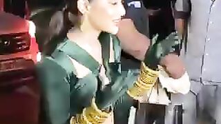 Urfi Javed screeems "Mere dimaag mein bas khaana chal raha hai," as she