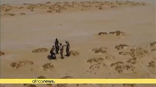 Des_migrants_africains_errent_dans_le_désert_entre_la_Tunisie_et_la_Libye(360p).